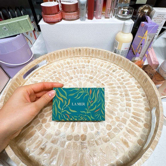 La Mer Guasha Facial Tool with Green Pouch - Picture 8 of 8